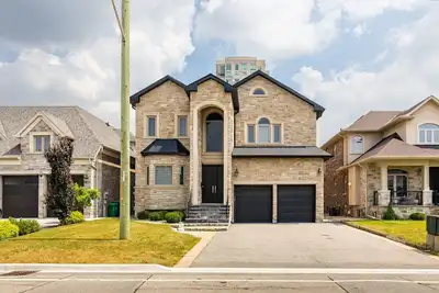 Image de Exquisite Custom-Built 5 Bdrm Multi-Level Estate