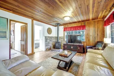 Image de Relaxing Hot Tub & Backyard for Lazy Days