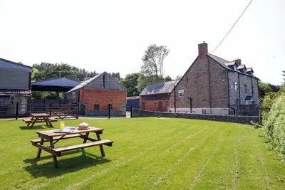 Image de Upper Dolarddyn, pet friendly, with open fire in Castle Caereinion