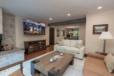 Image de 2br Aspen Riverfront Condo w Pool & Hot Tub! Views