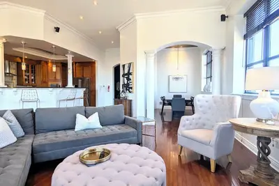 Image de Downtown Luxury Penthouse Getaway - Walkable, Private Parking