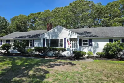 Image de Less than a mile to Keys Beach Hyannis. Beach Pass Provided.