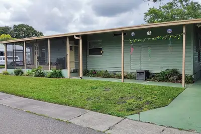 Image de Spacious home near restaurants, movies, beaches, and hospitals, w/community pool