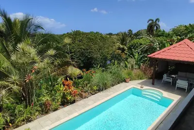 Image de maison avec piscine proche de: Deshaies, commerces, chemins de randonnées, plages.