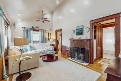 Image de Great location! walk to restaurants, shops, ferries; close to beach & bike trail