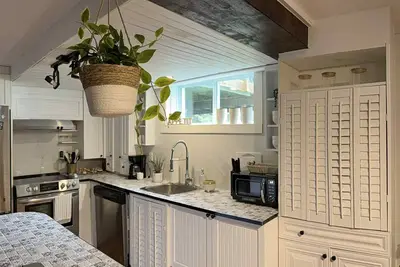 Image de A Cozy Haven for Relaxation or Sports Enthusiasts