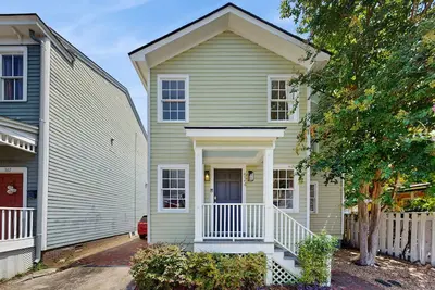 Image de Charming  home with screened patio, backyard dining & cozy reading nook