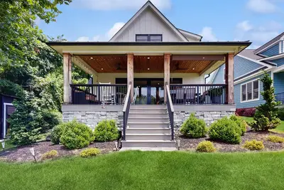 Image de Tranquil lakeside home with paddleboards, deck, firepit and private boat launch