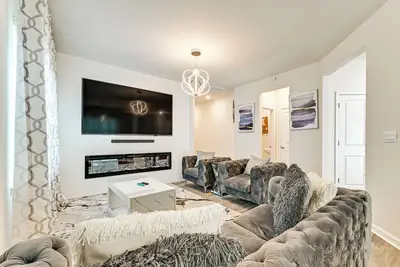 Image de 7 Mi to Uptown - Pet-Friendly 2-Story Townhome!