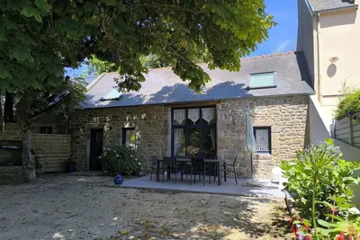 Image de A 1, 5kms de belles plages du village de chaumières de Ménéham et des commerces.