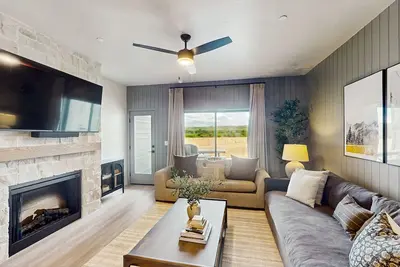 Image de Modern townhome with fireplace, near ski slopes, golf, and fly fishing