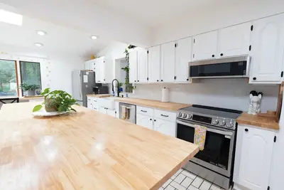 Image de Tranquil Nature Retreat 9 min to Yale Sleeps 10 Spacious, Updated, 4br 2bath