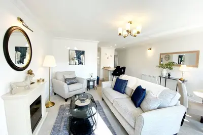 Image de First Floor Luxury Apartment with 2 Bed, 2 Bathrooms with Sea Views, a Lift and Parking.