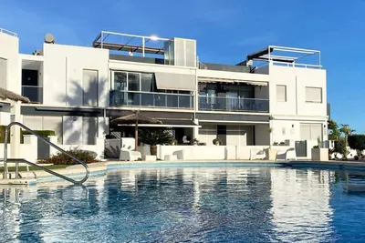 Image de Appartement moderne avec piscine, terrasse et solarium équipé