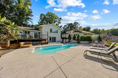Image de Tranquil Waters Lakehouse: Private Pool and Dock
