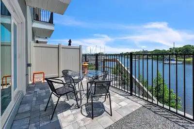 Image de Waterfront 2-bdrm townhome with WiFi, Ac, walking distance to Egad food & shops