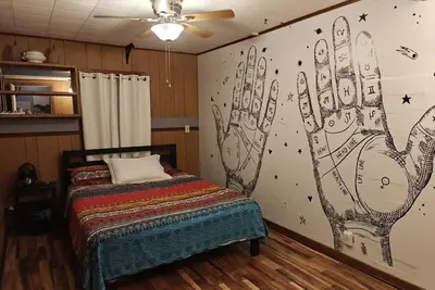 Image de Enjoy a peaceful escape with character in our delightfully funky home.