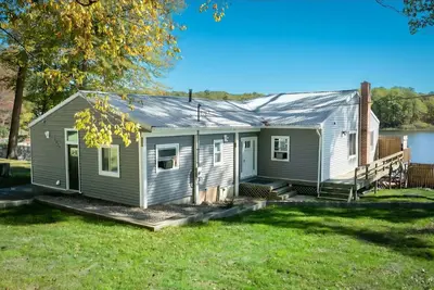 Image de Huge 4-bedroom house on chain of lakes.