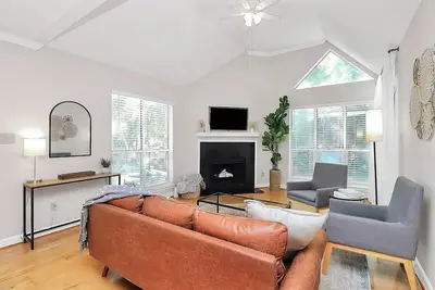 Image de Top Fl 2br Modern Exec Condo • Fast Wifi • Near Hospitals • Easy Parking