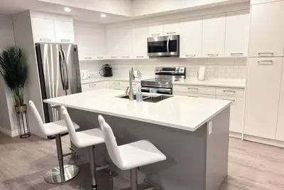 Image de The Shore & Vine - 2 Bedroom Suite w/ Private Hot Tub, Full Kitchen, Laundry, Bbq