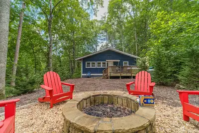 Image de Blue Burton Bungalow | Mountain Escape Near Lake Burton w/ Hot Tub and Games