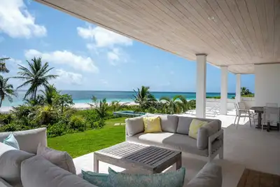 Image de Contemporary Beachfront Escape with Private Pool on Windermere's World-Famous Pink Sand Beach