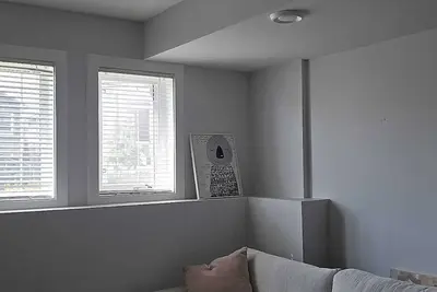 Image de Sit back and relax in this calm, stylish space at Springfield Kensington!