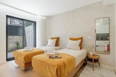 Image de Stylish Duplex & Patio Studio in Porto by HostWise