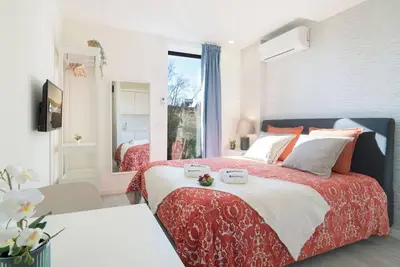 Image de HostWise - Studios with Patio and Kitchenette