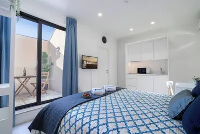 Image de HostWise - Bright Studios with Patios in Porto