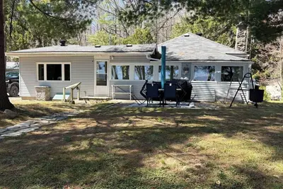 Image de Cozy, Modern Year-Round Lakefront Cottage with 100ft Shoreline and Stunning View