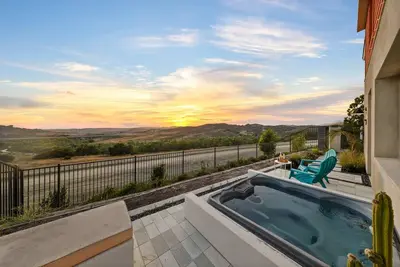 Image de @ Marbella Lane - Curated 5br in Upscale Rmv Haven