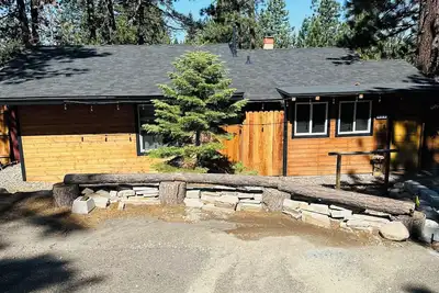 Image de Woodland Retreat | Cozy Kingsbury Cabin w/ Hot Tub & Sauna | Nvh0650