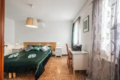 Image de Queen Home Carlotta - Trois Chambres Appartement, Couchages 6