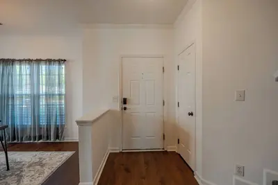 Image de Cozy, Updated 2br/2. 5ba End-Unit Townhome, Greer Sc