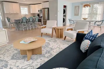 Image de Bonnet Beach Bungalow, 5bd, Deck, Bbq, Walk to Beach