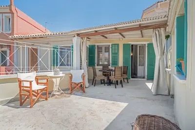 Image de Maison de Vacances 'Sunny and Cozy House In Lefkada' avec Terrasse Privée, Wi-Fi et Climatisation