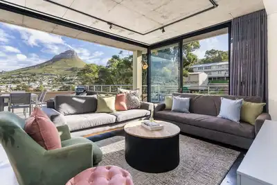 Image de Vibrant Escape with Panoramic Table Mountain Views