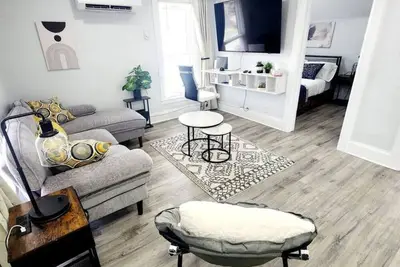 Image de 2br Windsor Condo • Free Parking • Border Access