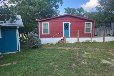 Image de Serene lake front cabin set on bluff overlooking Palo Pinto lake.