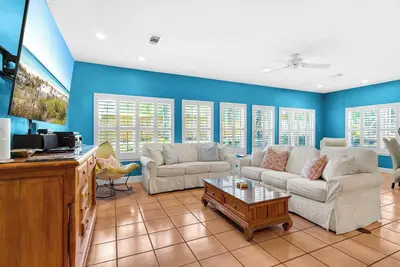 Image de Little Narnia - Colorful Beach House, Private Pool