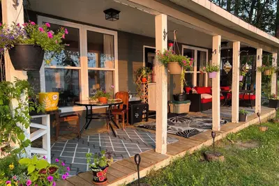 Image de Work from the lake or unplug. Just over an hour from Ottawa, serenity now.