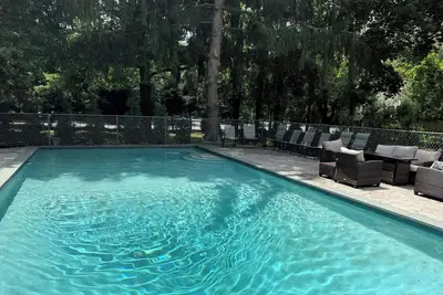 Image de Hampton Style Summer Getaway - Spacious 4-bedroom house with private pool