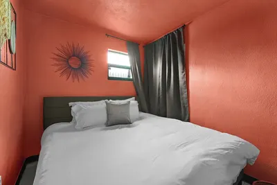 Image de New! King Bed, Mins to Dwntwn, Living Room Suite, Lrg Groups