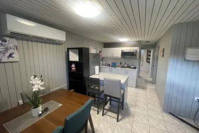 Image de Charming 3-bedroom house with WiFi, Ac 10 minutes to Crashboat nestled in Aguada