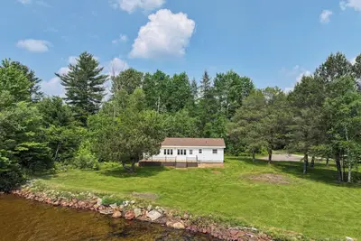 Image de Brand New Renovated Lakefront Cabin on Lake Chateaugay with Beach Access.
