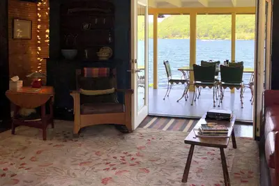 Image de Charming Waterfront 4-bedroom cabin