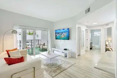 Image de Chic 2br Edgewater Condo w/ Views + Balcony