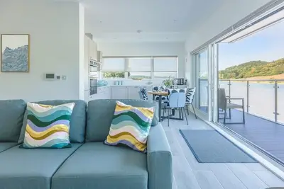 Image de River View - Prime River Front Location