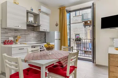Image de Cozy apartment of about 45 sqm, able to accommodate up to 4 people, located on the first floor of a building without a lift. The property is located in the heart of the center of Catania, a few steps from the Benedictine Monastery and the headquarters of